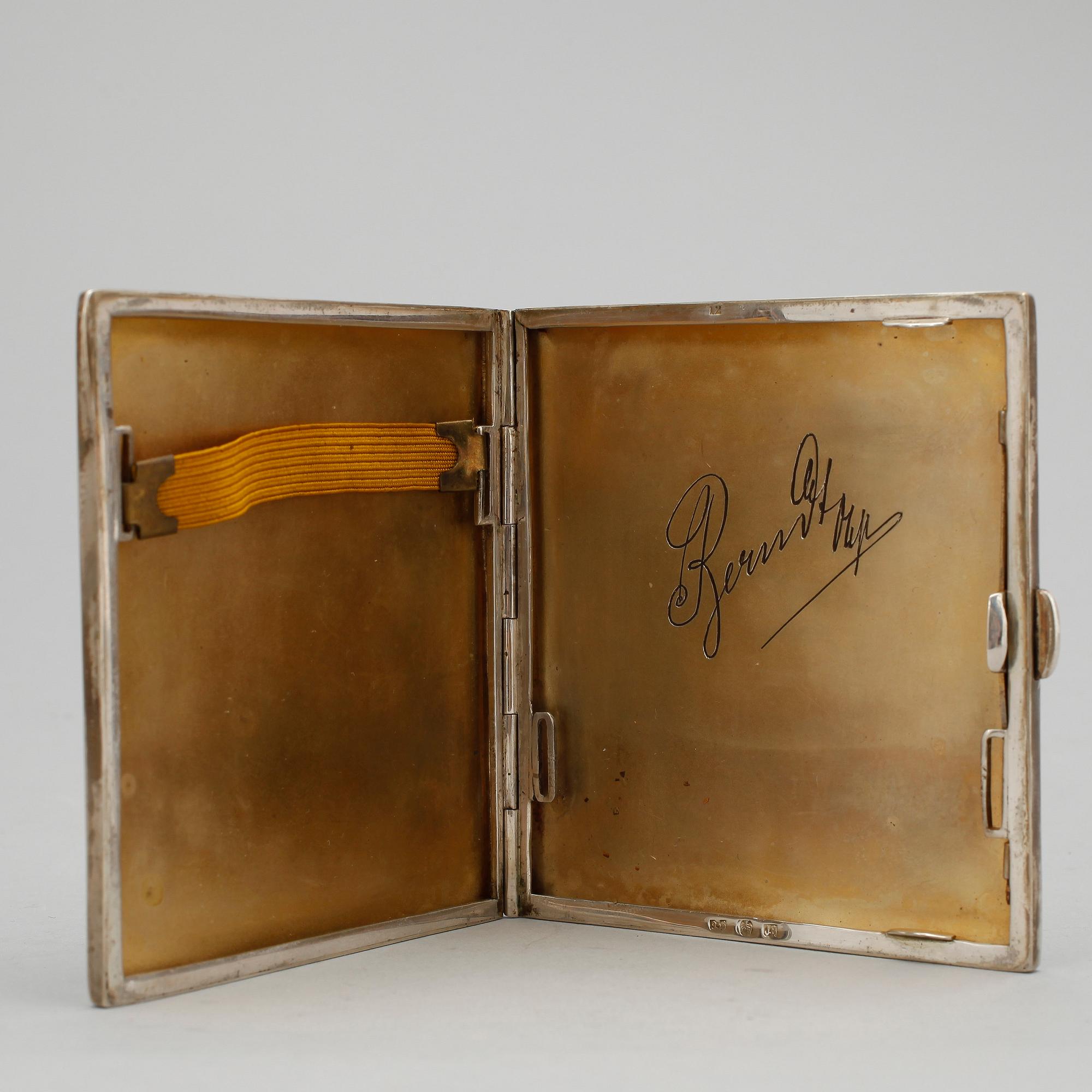 CIGARETTETUI, silver samt emalj, Tyskland, 1900-tal. Vikt ca 150 gram,