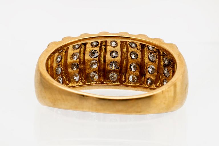 RING 18K guld med briljanter ca 0,40 ct totalt.