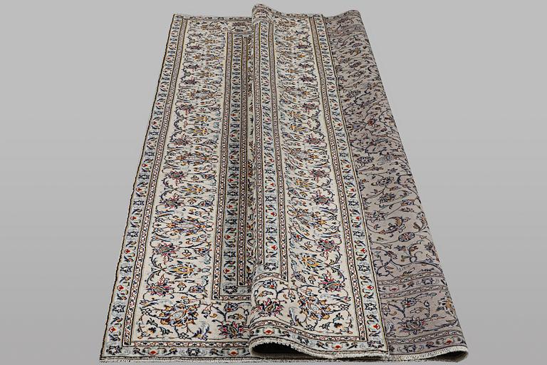 A carpet, Kashan, ca 345 x 238 cm.