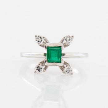 Ring in 18K white gold with a step-cut emerald and round brilliant-cut diamonds.