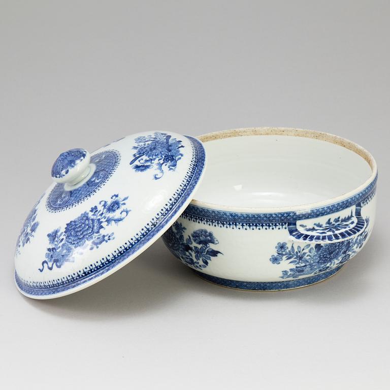 A blue and white tureen with lid in FritzHugh pattern, Qing dynasty, Qianlong (1736-95).