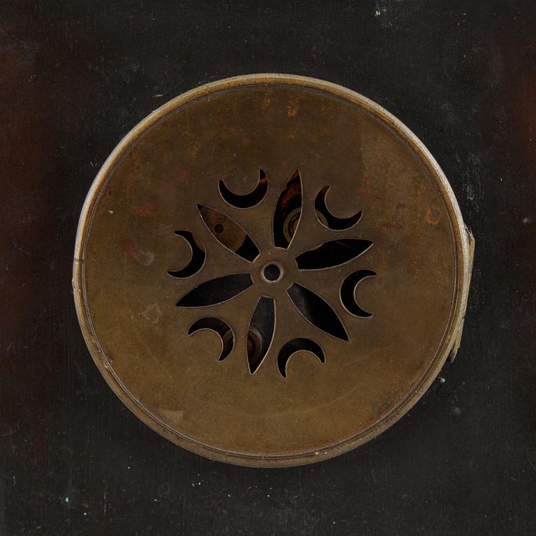 An early 20th Century mantle clock.