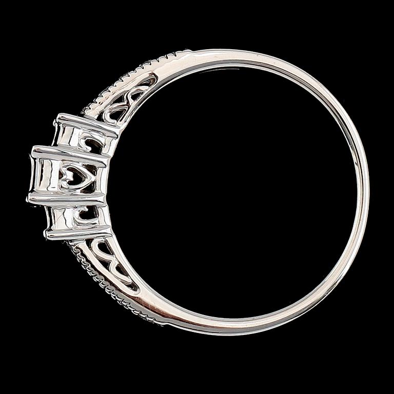 RING, 10K vitguld, baguett- och briljantslipade diamanter tot ca 0.48 ct. Vikt ca 2 g.