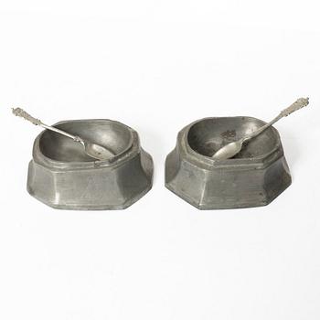 Rokoko, A pair of Swedish pewter salt cellars, 18th century.