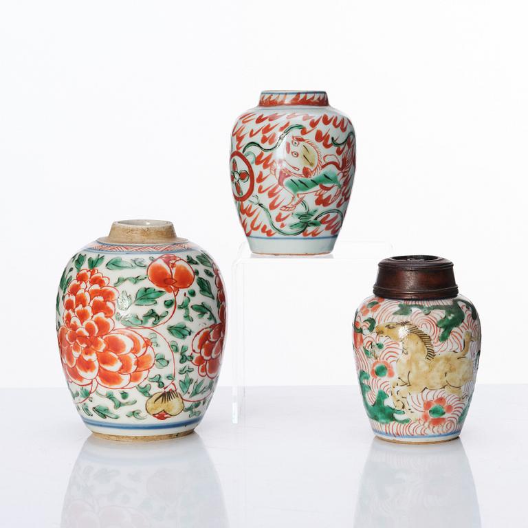 A set of three wucai jars, Transition, 17th Century.