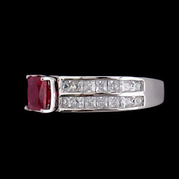 RING, silver, vita safirer och rubin 1.50 ct. Total vikt ca 4 g.