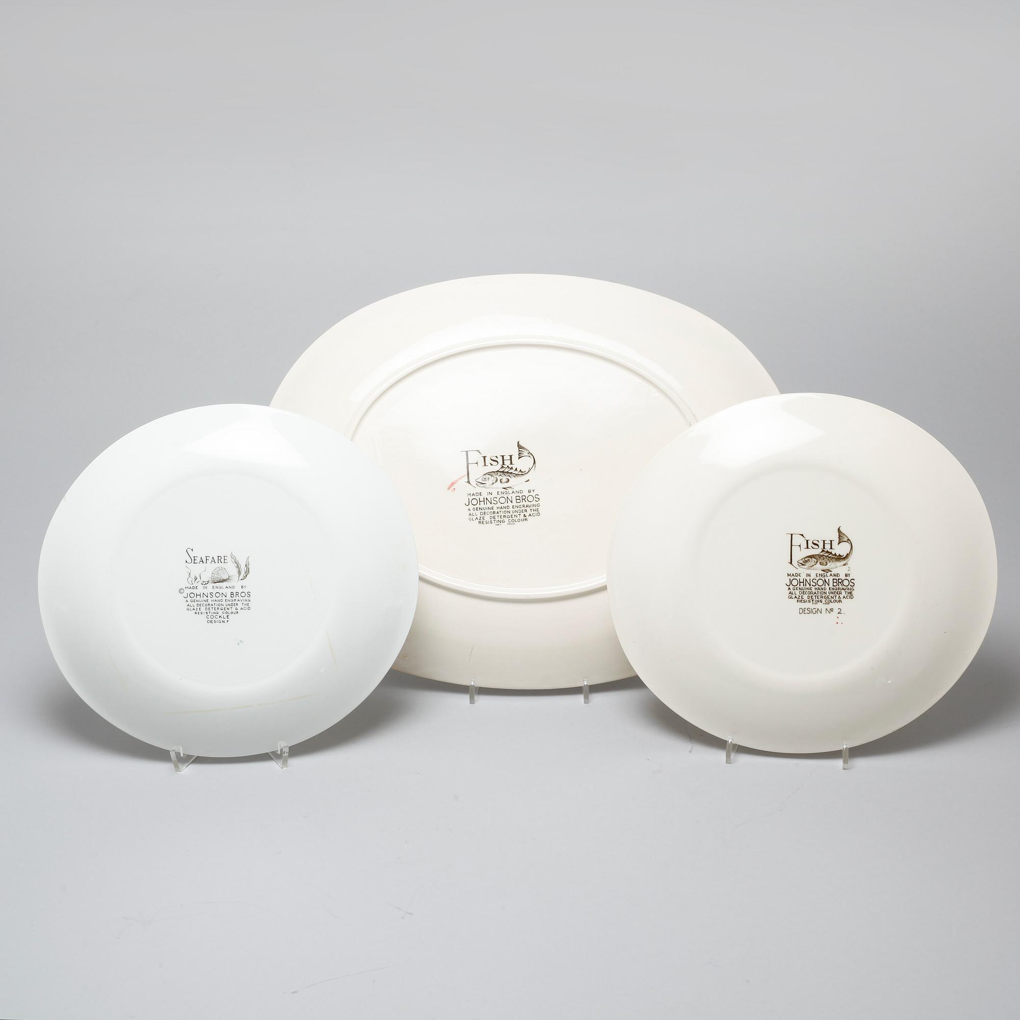 17 pieces of eartheware tableware from Johnson Bros, England, second half of the 20th century.
