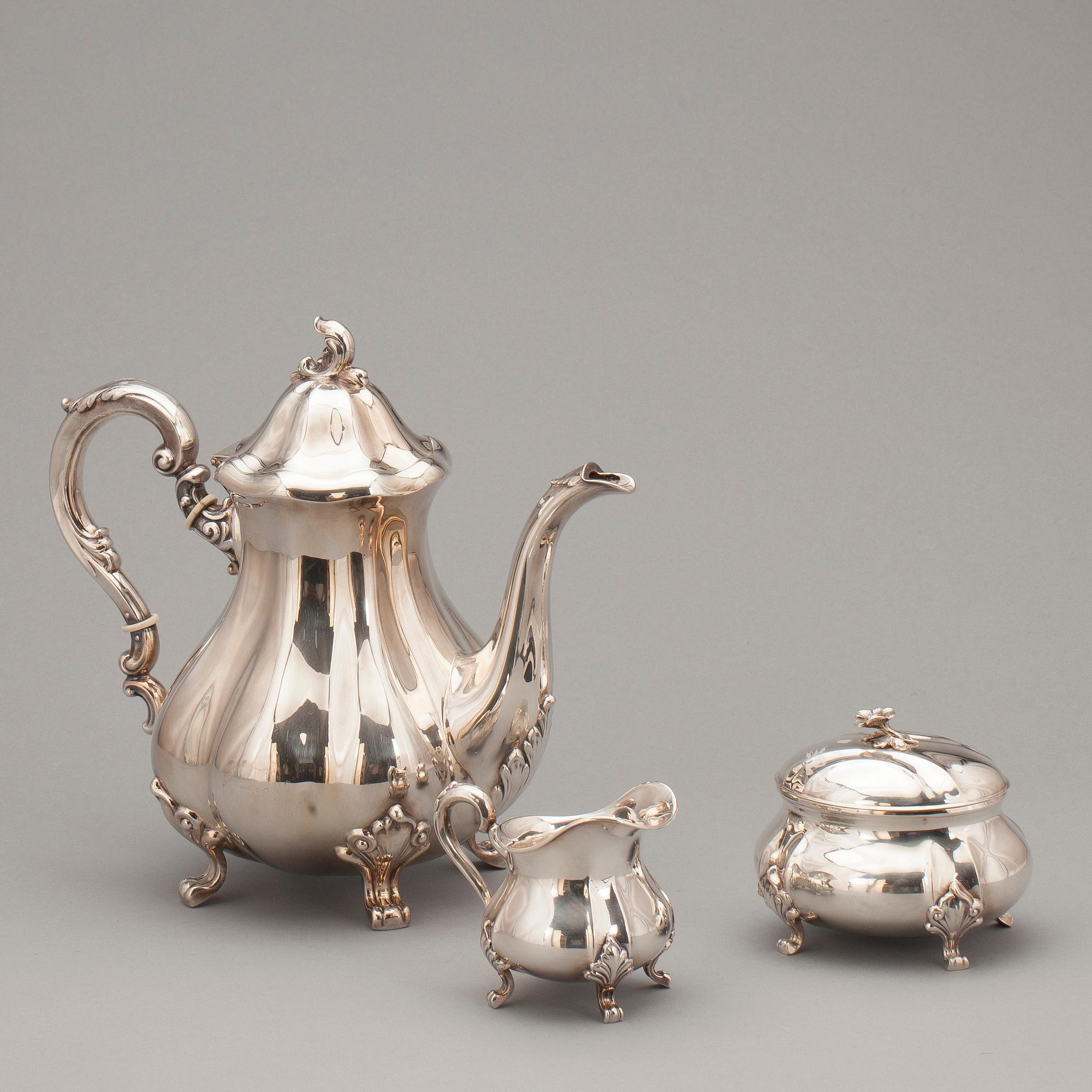 SERVISDELAR, 3 delar, silver, rokokostil, svenska kontrollstämplar, 1900-talets första hälft. Vikt ca ca 980 gram.
