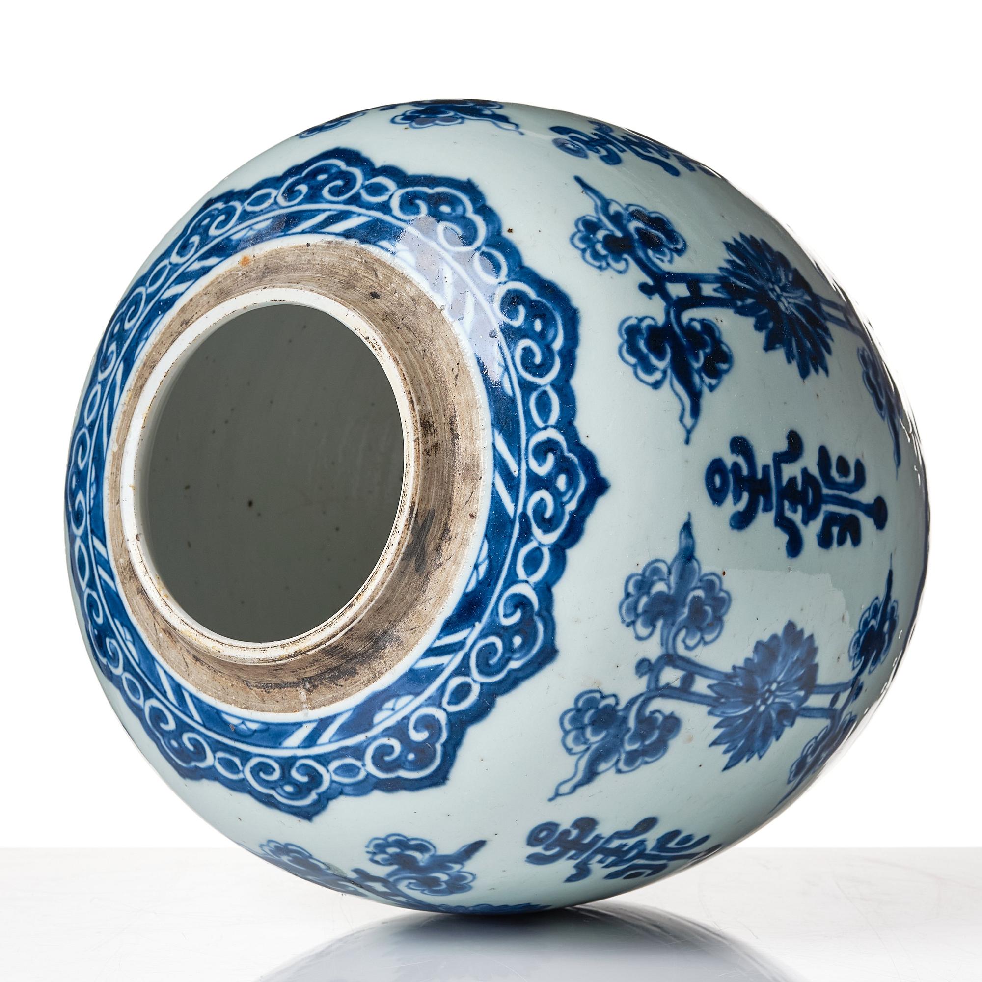 A blue and white jar, Qing dynasty, Kangxi (1662-1722).