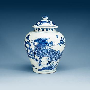 1549. A blue and white transitional jar with cover, 17th Century.