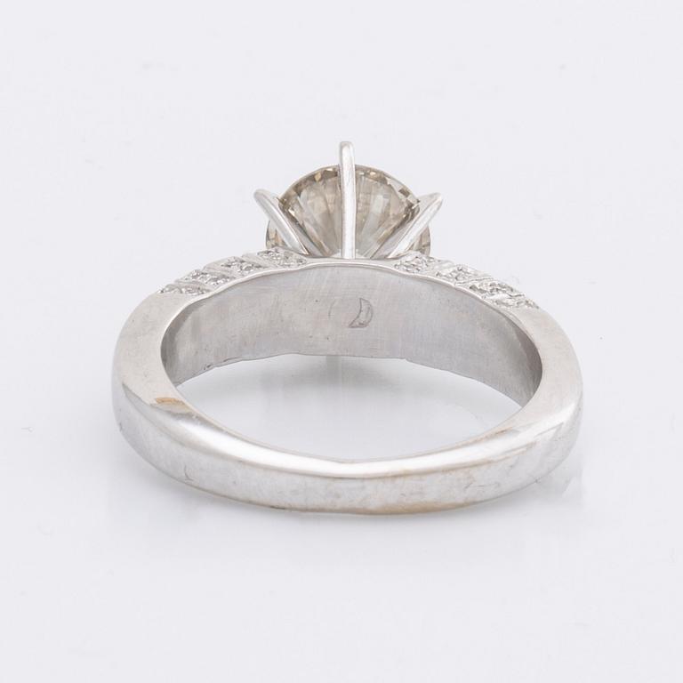 RING 14K vitguld m 1 briljant ca 1,8 ct, ca L-M VS, sidostenar ca 0,25 ct totalt.