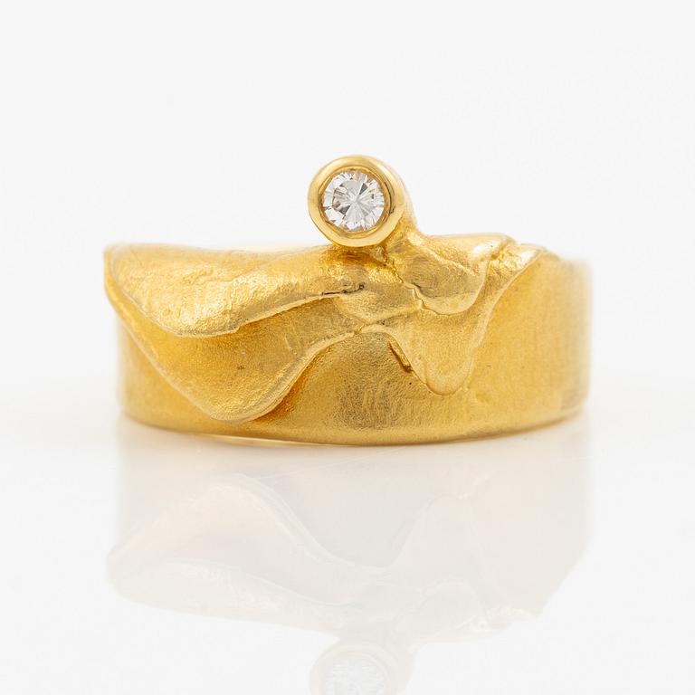 Ring 18K guld med en rund briljantslipad diamant 0.08 ct enlig gravyr.