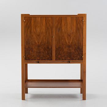 Josef Frank, skåp, modell 2135, Firma Svenskt Tenn, enligt uppgift 1980-tal, specialbeställd variant i valnöt.