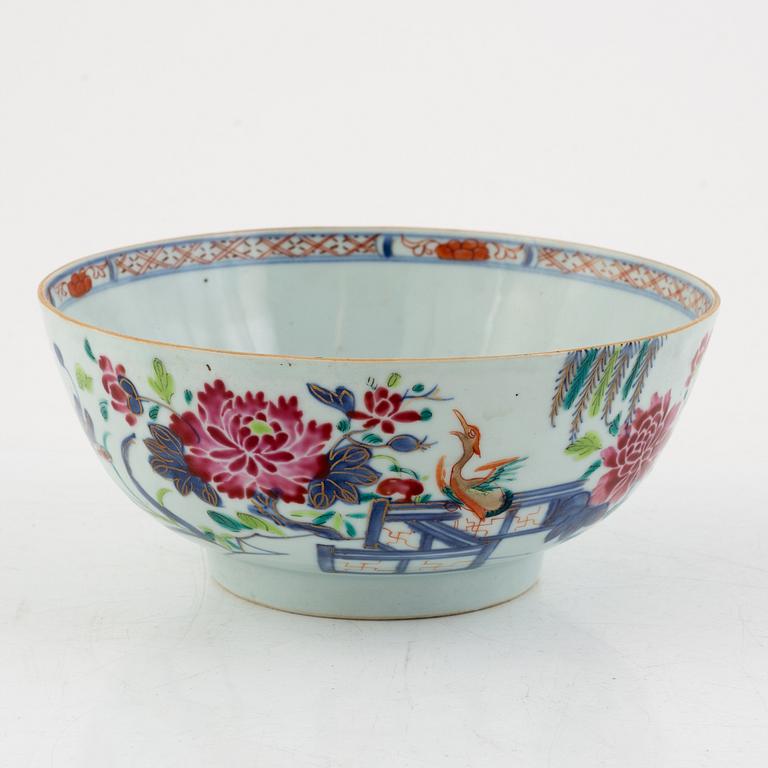 A Chinese famille rose porcelain bowl, Qing dynasty, Qianlong (1736-95).