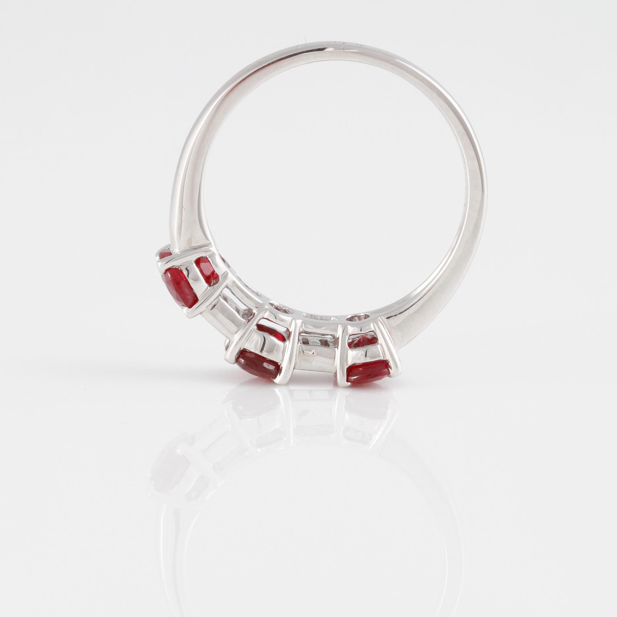RING, med 3 ovalslipade rubiner ca 1.80 ct samt 4 baguetteslipade diamanter.