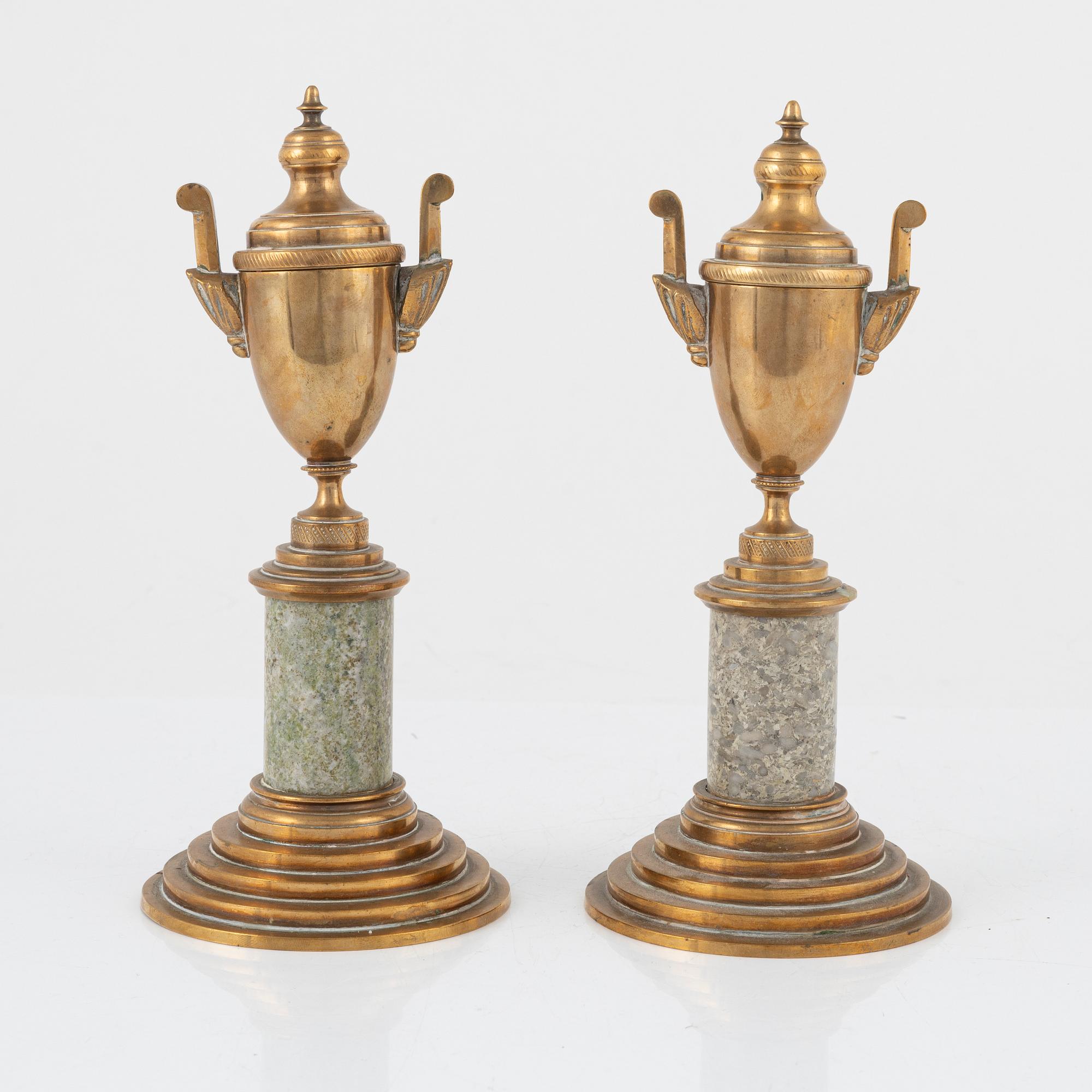 Casoletter, ett par, mässing, Skultuna, omkring 1900.