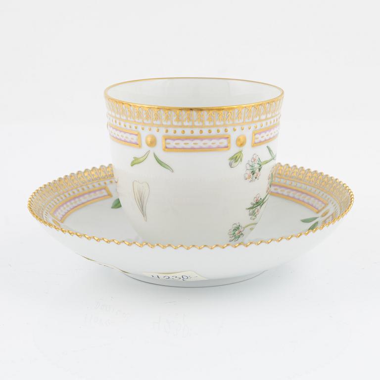 Kopp med fat, "Flora Danica", Royal Copenhagen, Danmark, 1992-99.