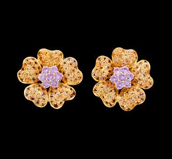 172. EARRINGS, pink and yellow sapphires, tot. app. 9 cts.