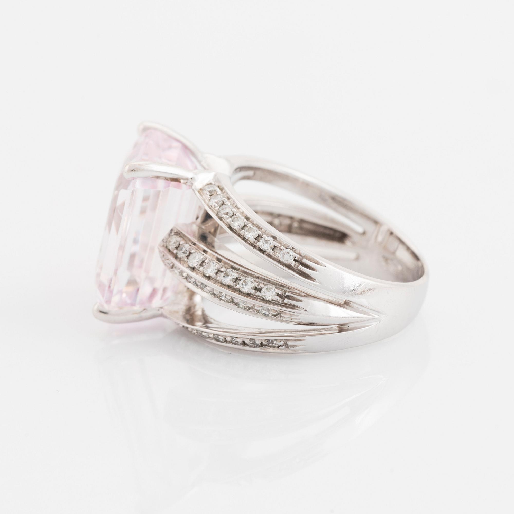 Ring 18K vitguld med en fasettslipad kunzit och runda briljantslipade diamanter.