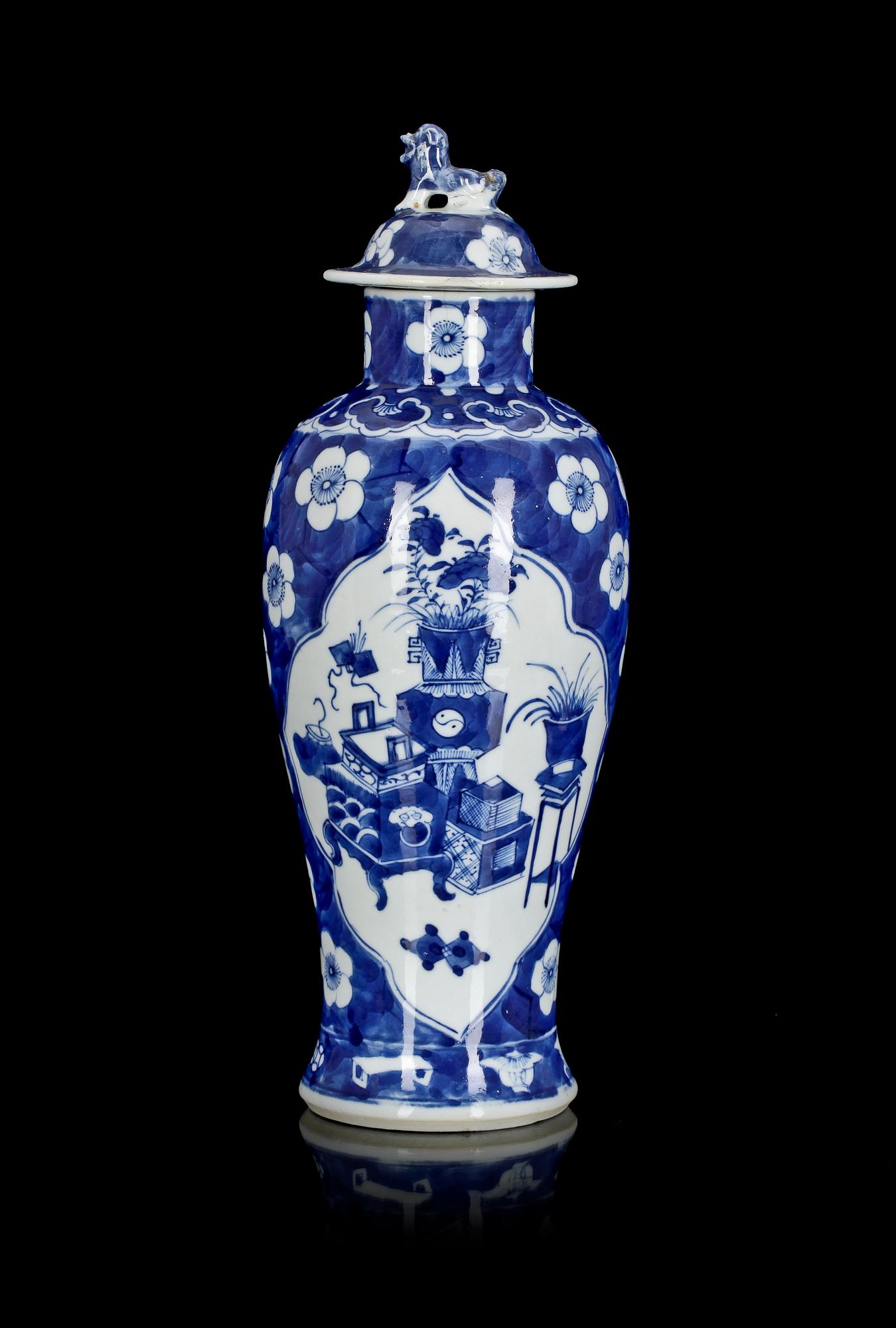 LOCKURNA, porslin, Kina. Kangxi-stil. Sen Qing (1644–1912).