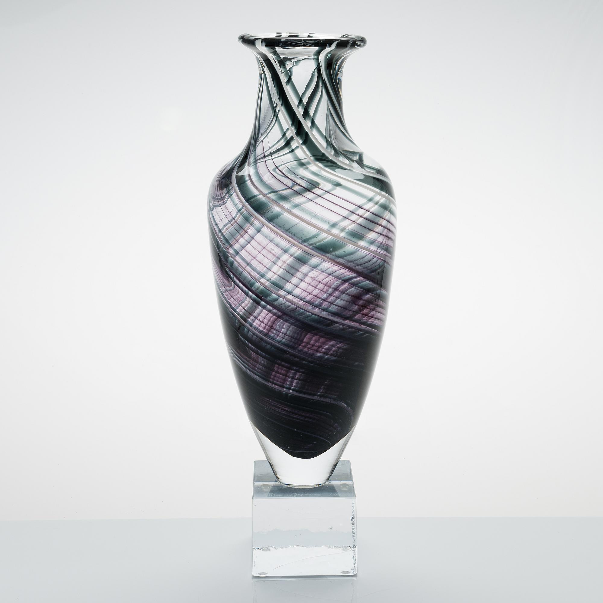 TARU SYRJÄNEN, a vase signed Taru Syrjänen 1999 Nuutajärvi.
