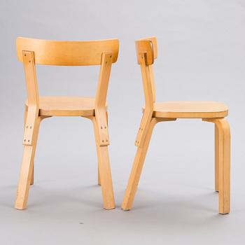 A mid 20th century table with four '69' chairs for Artek.