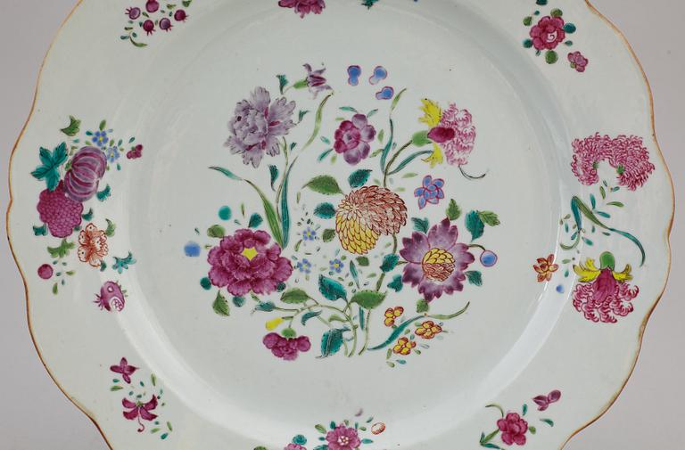 A famille rose serving dish, Qing dynasty, Qianlong (1736-95).