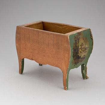 MINIATYRBYRÅ, Rokokostil, 1900-tal.
