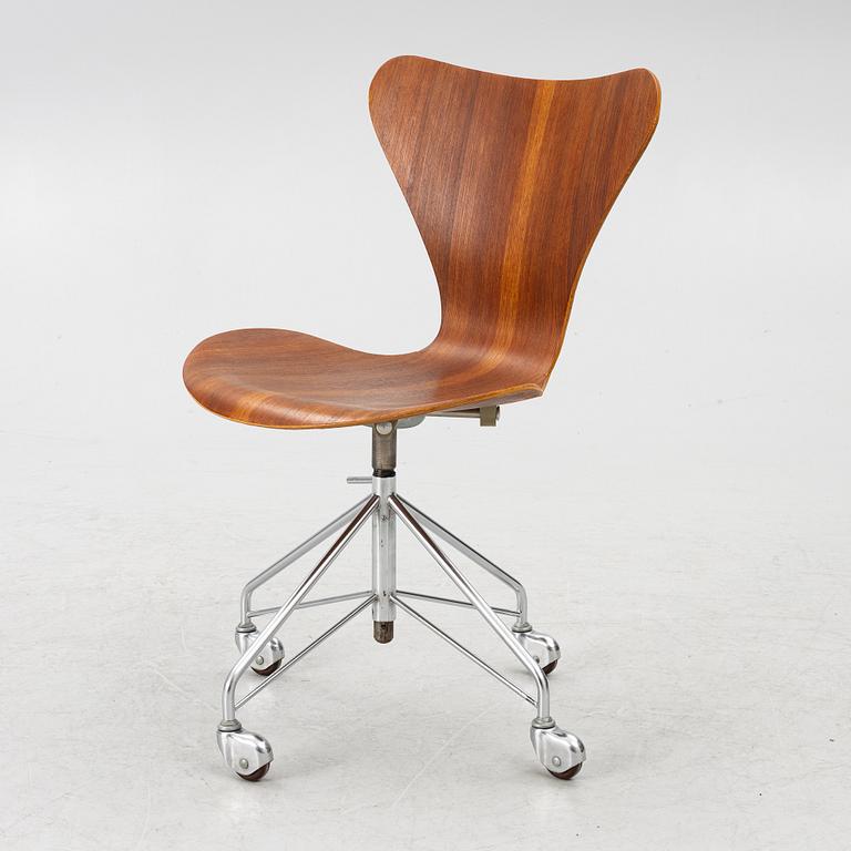 Arne Jacobsen, a 'Seven' swivel chair Fritz Hansen, Denmark, 1964.