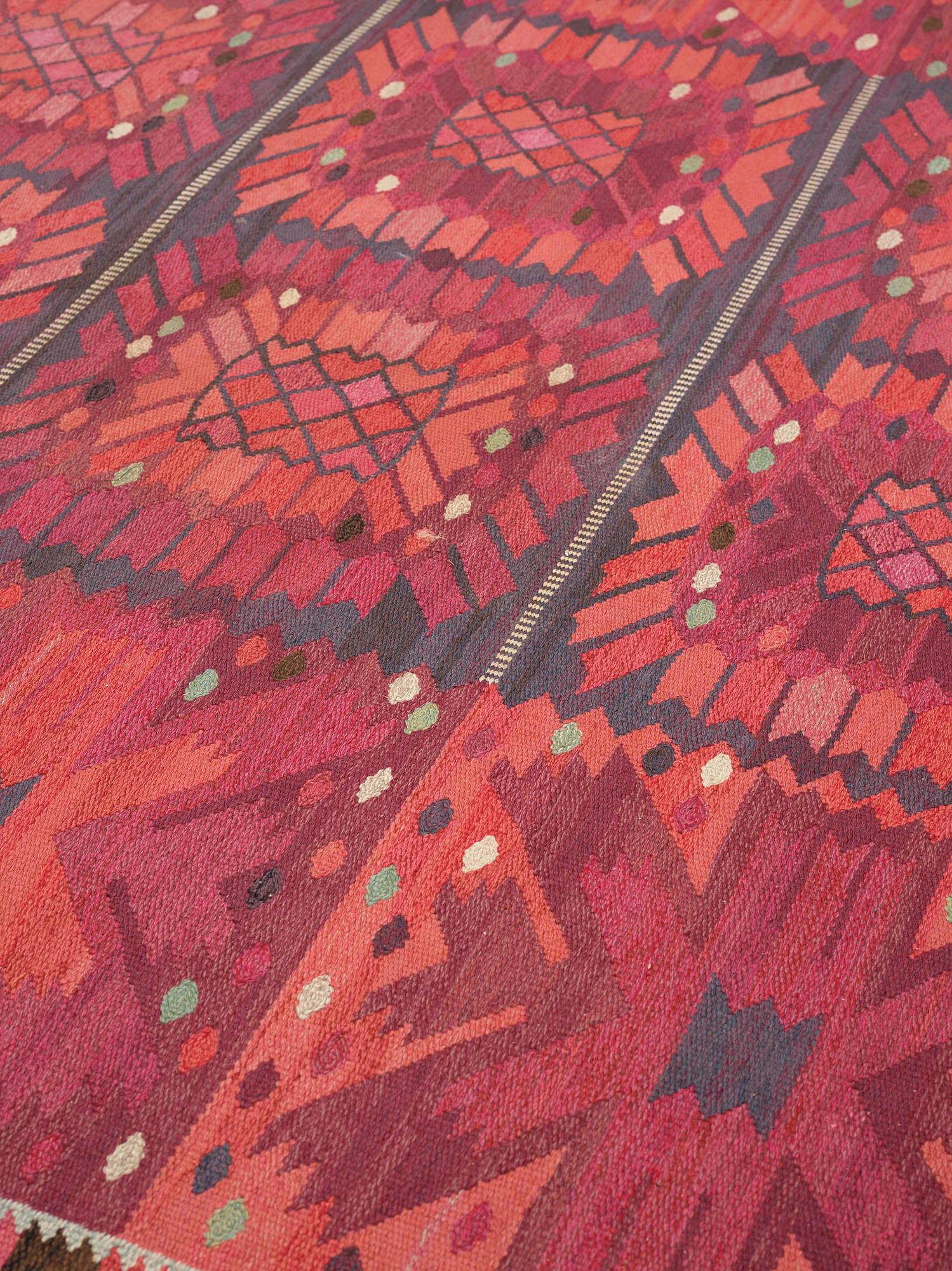Barbro Nilsson, Matto, "Nejlikan röd", flat weave, ca 320-323 x 251 cm, signed AB MMF BN.