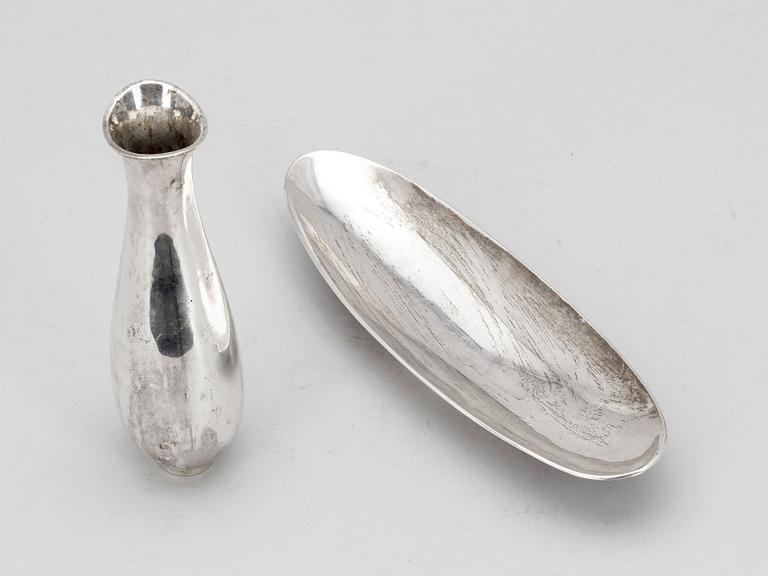 VAS samt FAT, silver, b.la. Hovjuvelerare Carlman AB. Stockholm. Totalvikt 420 gram.