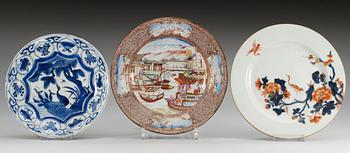 624. TALLRIKAR, 3 st, porslin. Qing dynastin. Kangxi (1662-1722), Qianlong (1736-95) samt 1600-tal.