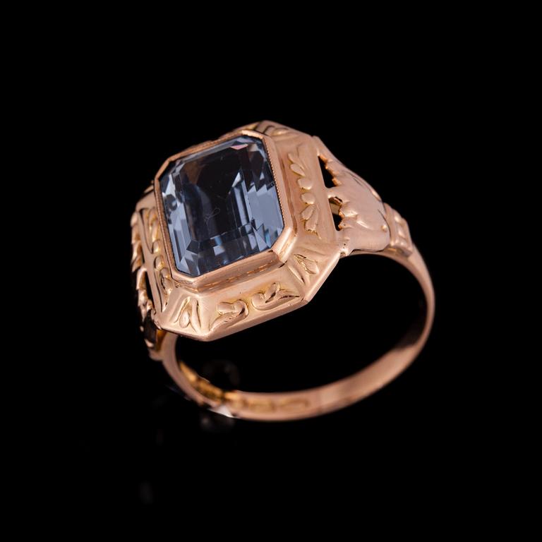 RING, 14K guld, syntetisk spinell. Vikt ca 5,0 g.