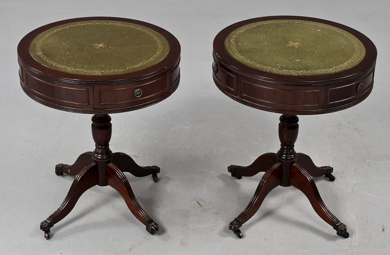 DRUMTABLES, ett par, engelsk stil, 1900-talets andra hälft.