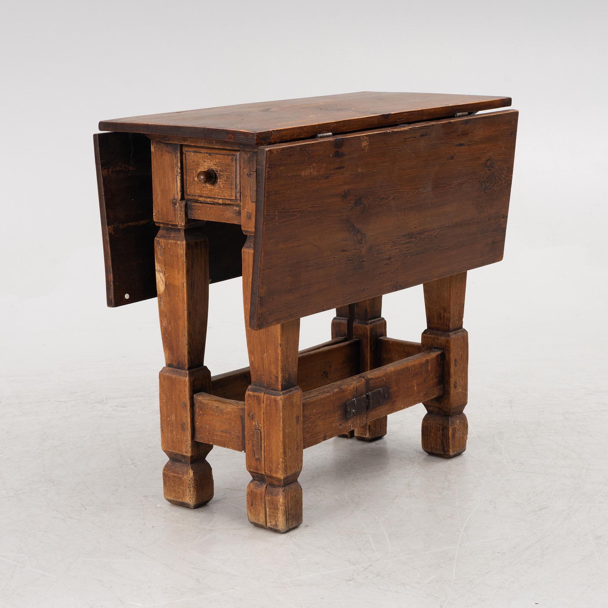 A drop-leaf table, 18th/19th Cc2entury.