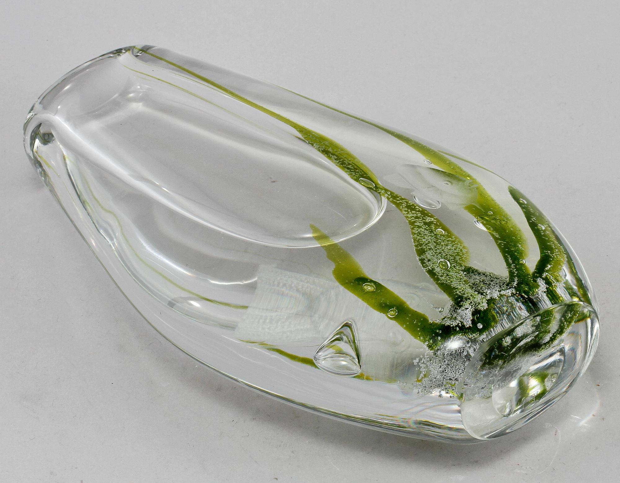 VAS, glas, Vicke Lindstrand, Kosta, signerad och numrerad 2G350, 1900-tal.