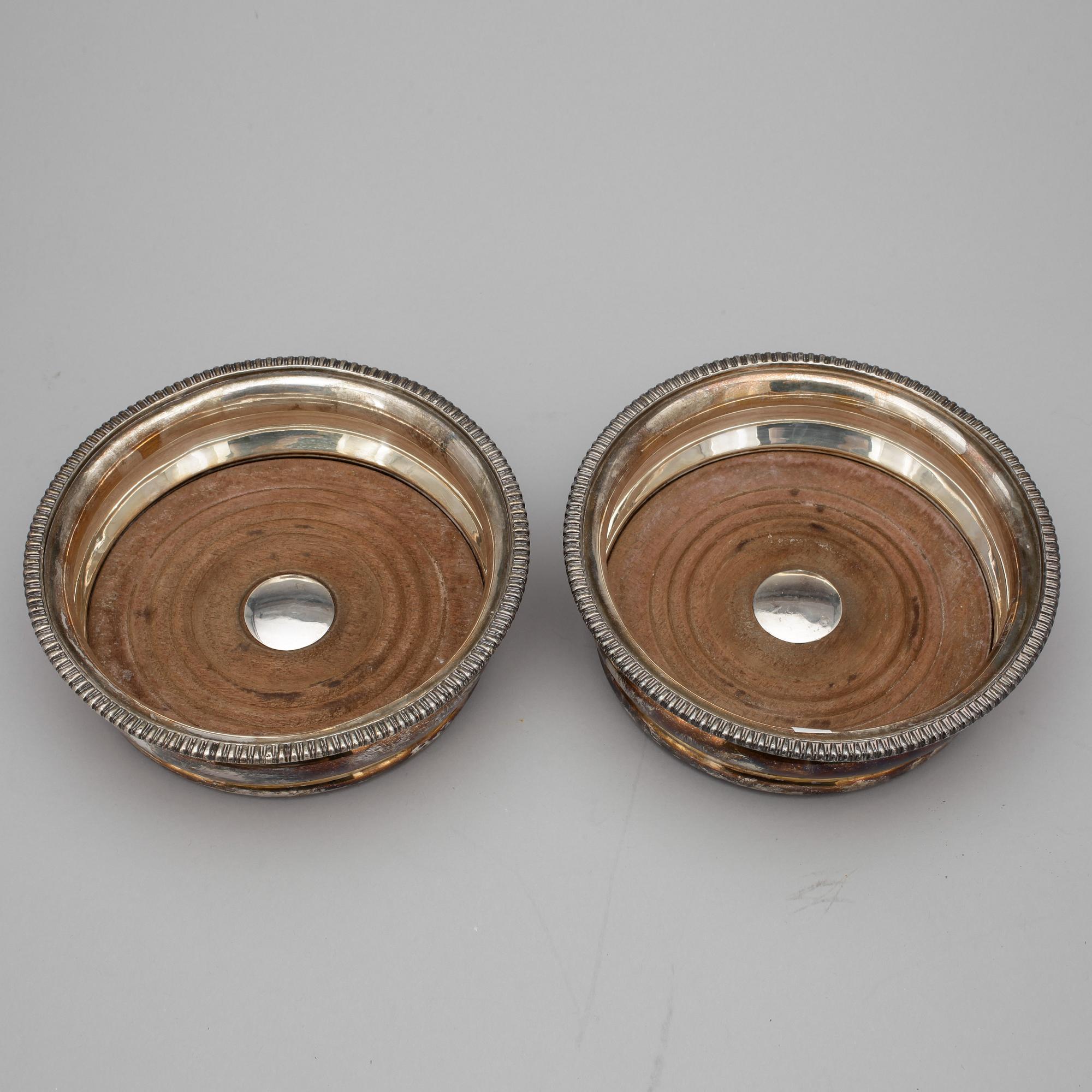 COASTERS, ett par, nysilver, trol England, 1900-tal.