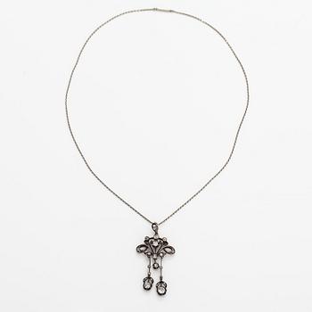 A Belle époque necklace in 13-14K gold, silver and old-cut diamonds ca. 1.50 ct in total. Early 20th century.