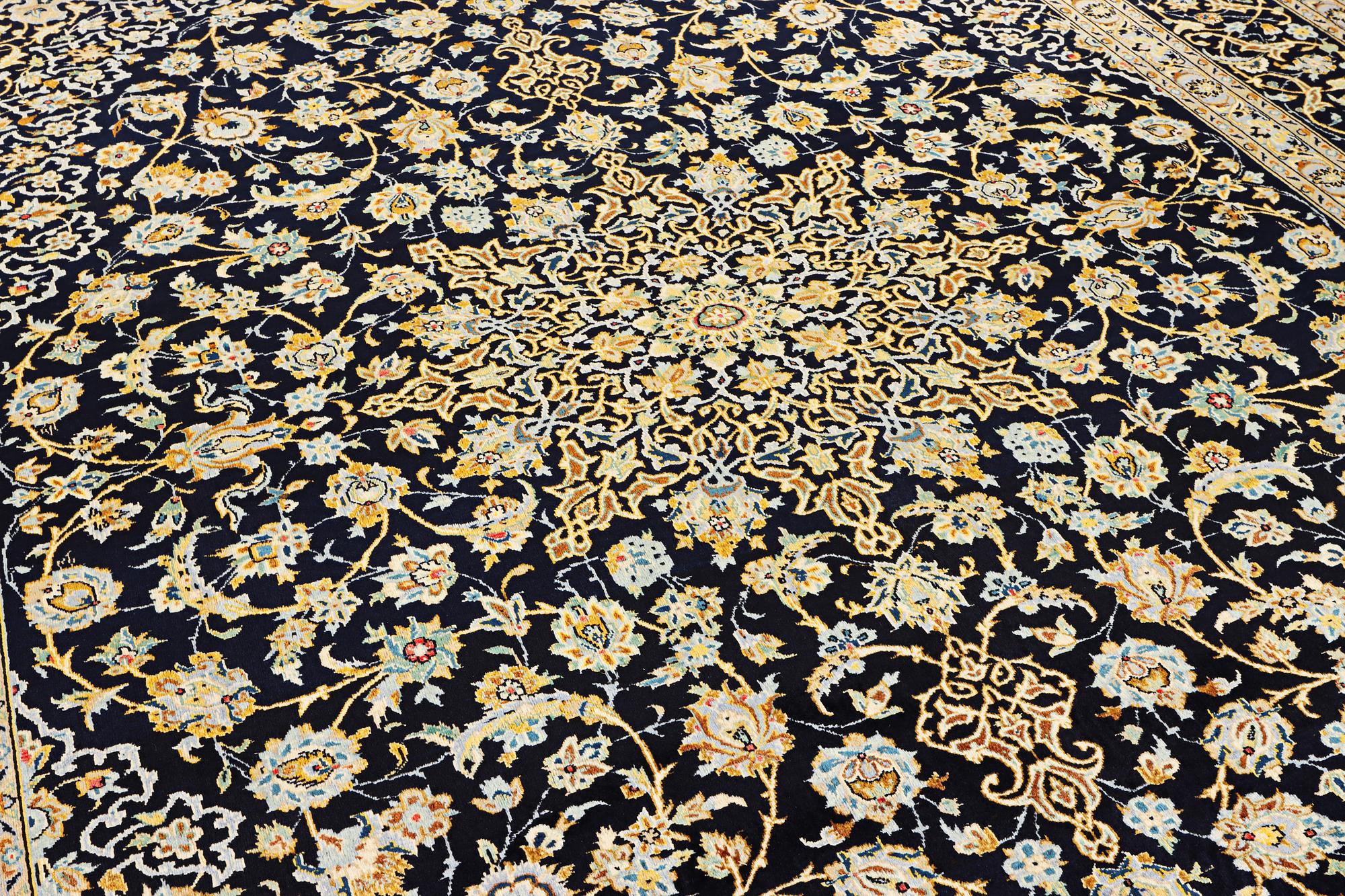 A Kashan carpet, a. 422 x 306 cm.