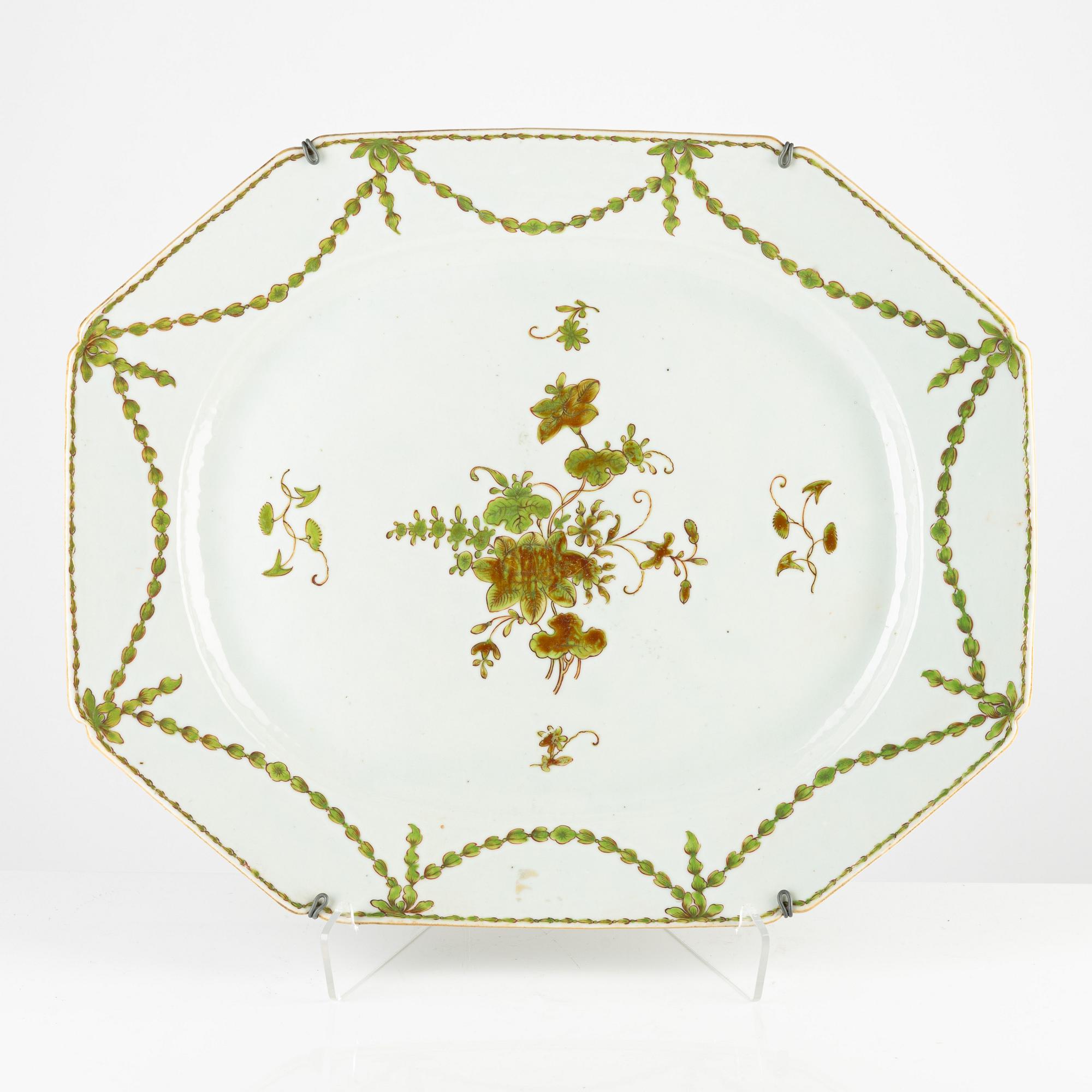 Stekfat, porslin, Kina, Qianlong (1736-95).