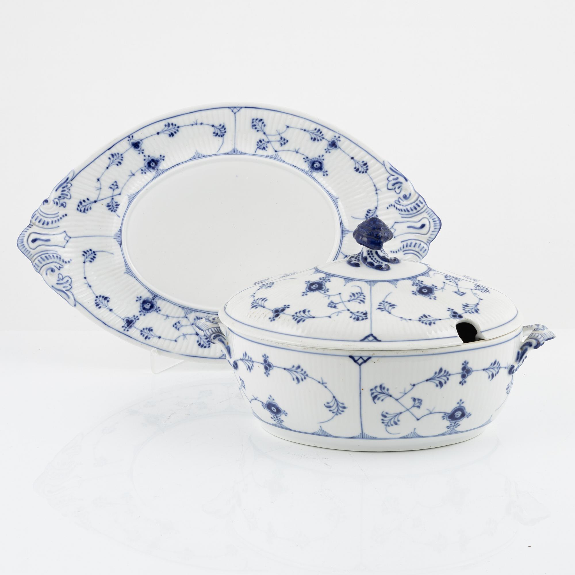 Royal Copenhagen, a 'Musselmalet' porcelain tureen with cover, Royal Copenhagen, Denmark, 1889-1922.