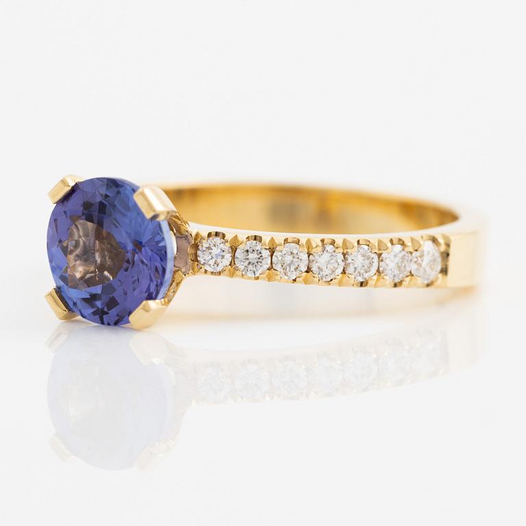 Ring 18K guld med tanzanit och briljantslipade diamanter.