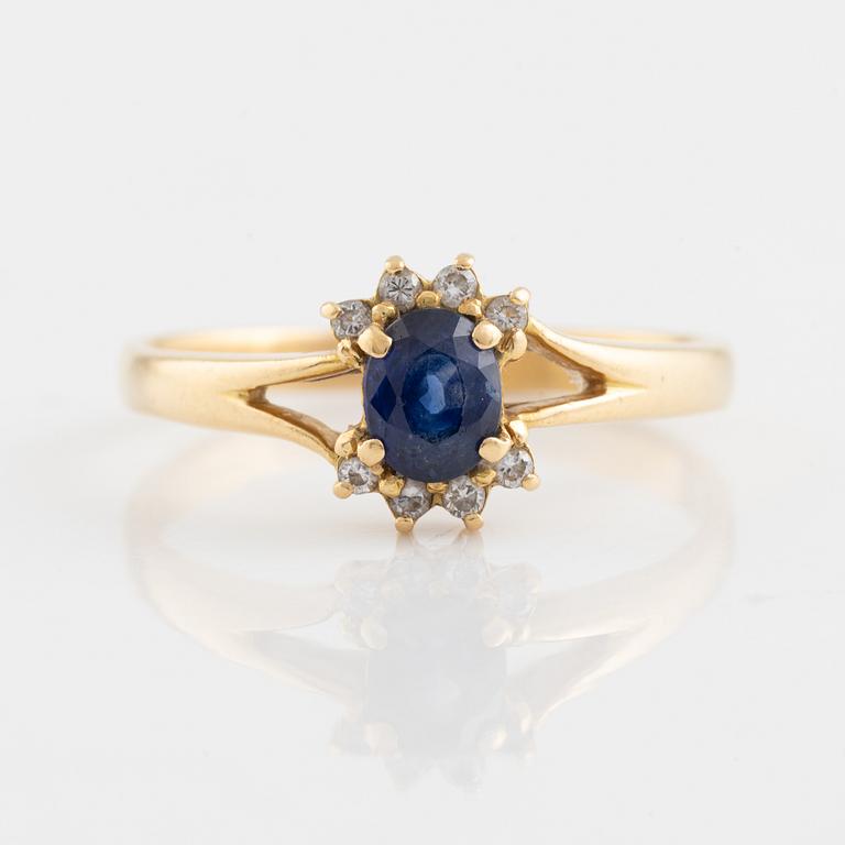 Ring, 18K guld med oval safir och 8 st briljantslipade diamanter.