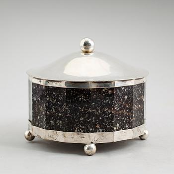 SMÖRASK, silver och Älvdalsporfyr, 1800-/1900-tal.