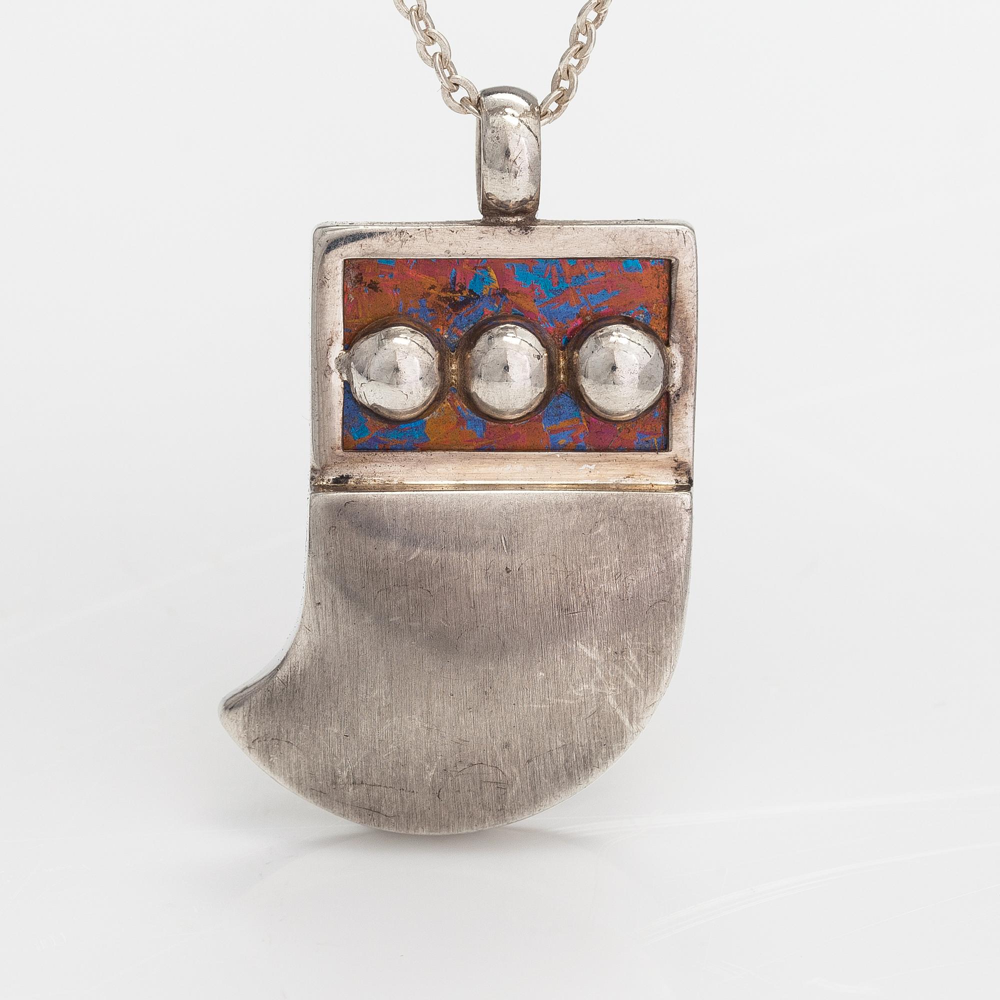 Nanny Still, Halsband, sterlingsilver, titan. Kultakeskus, Tavastehus 1976.