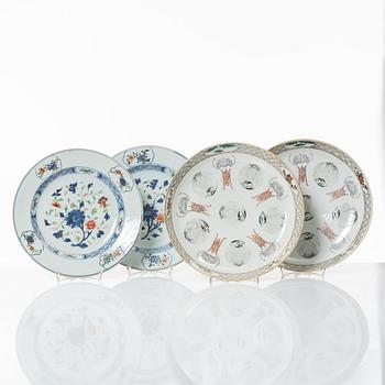 A pair of Chinese porcelain dishes and a pair of plates, Qing dynasty, 18th and 19th century.