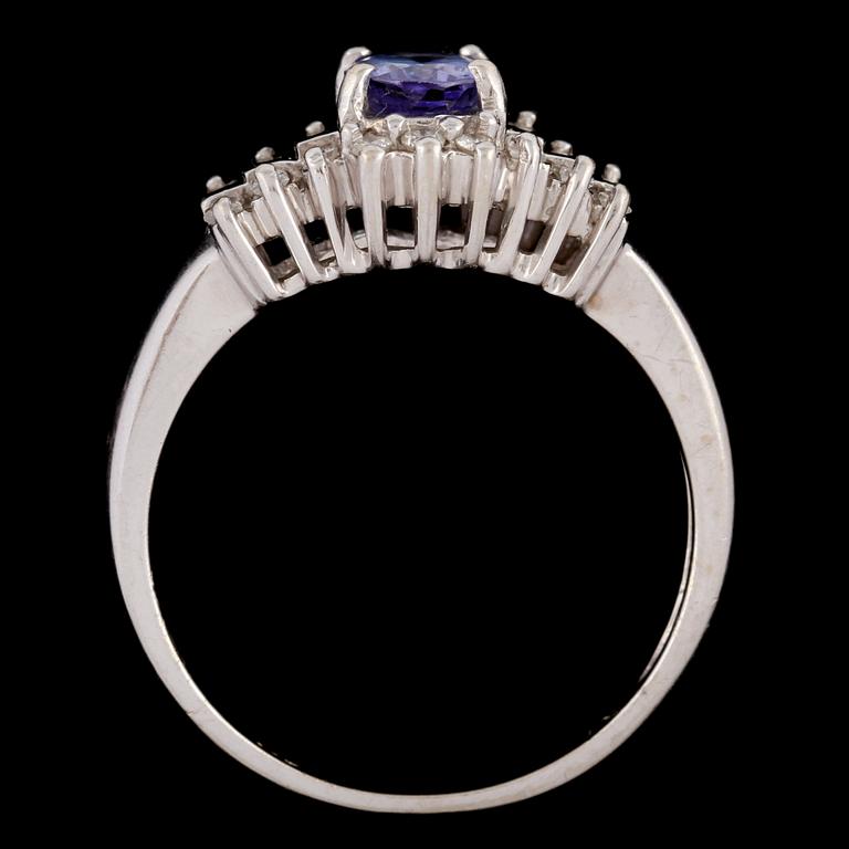 RING, 14k vitguld med fasettslipad tanzanit 1.00 ct samt 12 trapets och 6 briljantslipade diamanter, tot 0.50 ct. Vikt 4.
