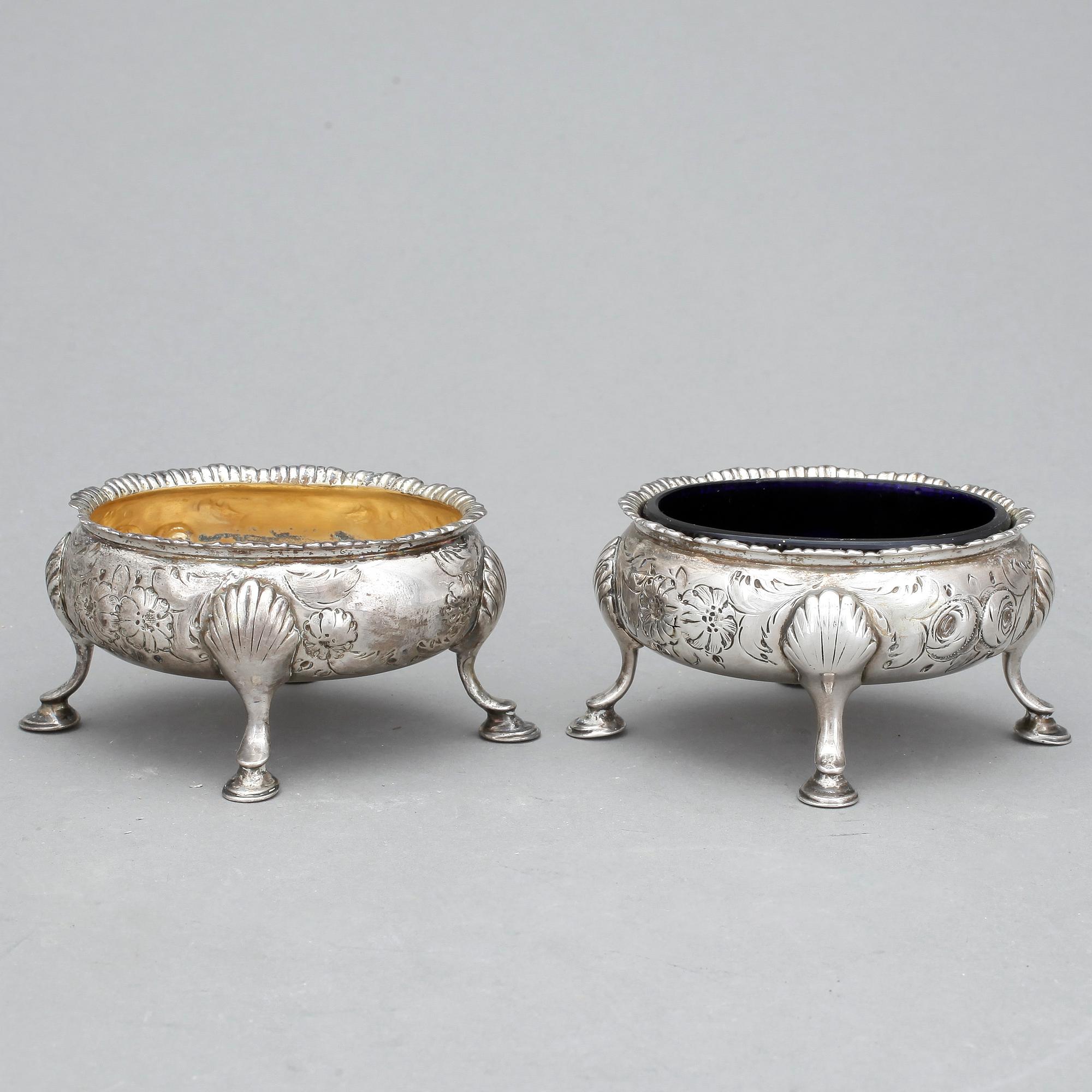 SALTKAR, ett par, silver, London 1700/1800-tal. Tot ca 147 gram.