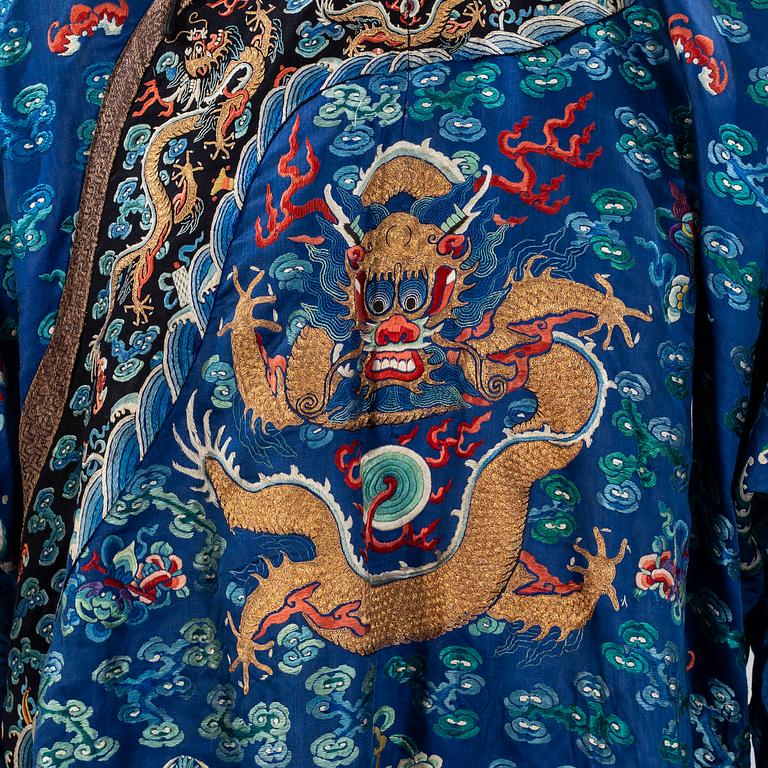 A Chinese embrodiered coat, late Qing dynasty, circa 1900.