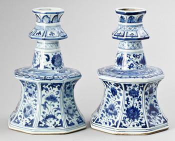 LJUSSTAKAR, ett par, porslin, Kina 1900/2000-tal.